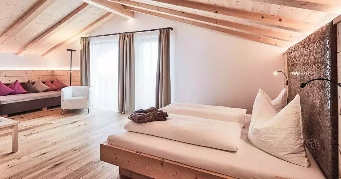 hotel-kristall-wohnen-in-meransen-urlaub-in-suedtirol Hotelzimmer in Meransen | Urlaub in Südtirol im Eisacktal